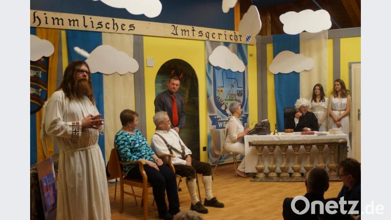 Das &quot;Himmlische Amtsgericht&quot; musste die &quot;Atzen Betty&quot; freisprechen, der &quot;Beck`n Silvest&quot; wurde zu einer Flasche Bierlschnaps verurteilt. Bild: slh