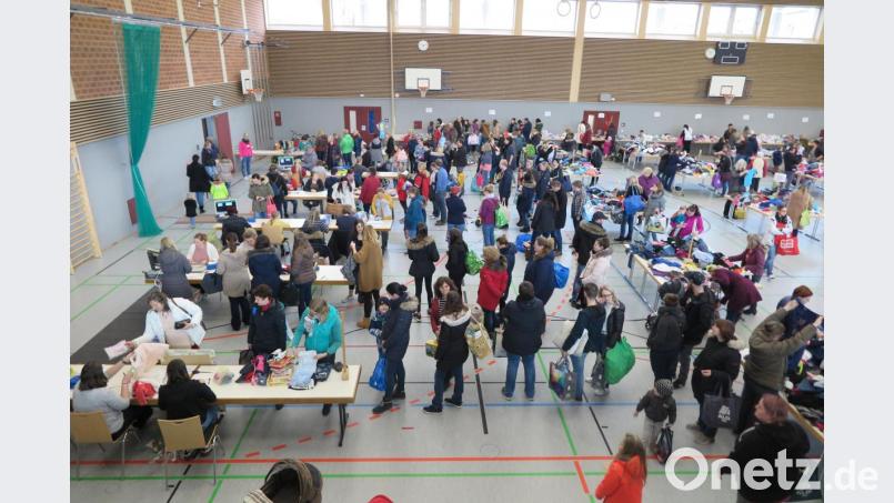 Gut und günstig einkaufen konnte man beim Frühjahr-Sommer-Basar in der Kemnather Mehrzweckhalle. Bild: jzk
