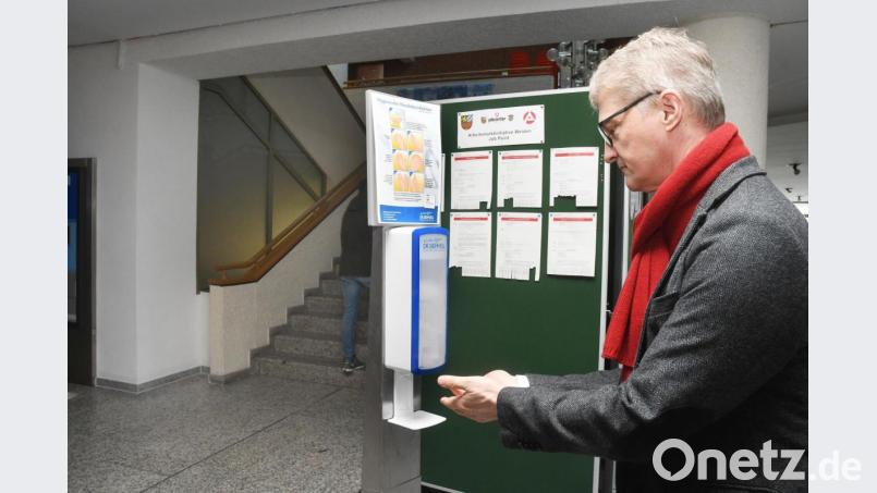 Weidens Stadträte waschen ihre Hände in - Desinfektionsmittel! Hier wappnet sich Matthias Loew, praktizierender Arzt, beim Betreten des Rathauses gegen Viren. Bild: Gabi Schönberger