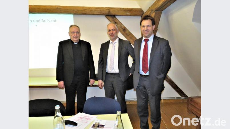 Stadtpfarrer Georg Flierl stellte Wolfgang Bräutigam und Clemens Foierl (v. li.) als die Referenten des Abends vor. Bild: ubb