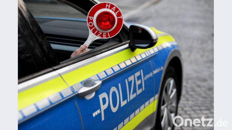 Eine Haltekelle wird aus einem Streifenwagen der Polizei gehalten. Foto: Carsten Rehder/dpa/Archivbild Bild: Carsten Rehder