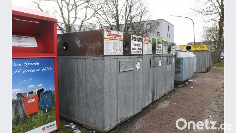 An der Wertstoff-Insel am Stadtfriedhof ist die Verwaltung bereits tätig geworden und hat den matschigen Untergrund aufgefüllt. Bild: Gabi Schönberger