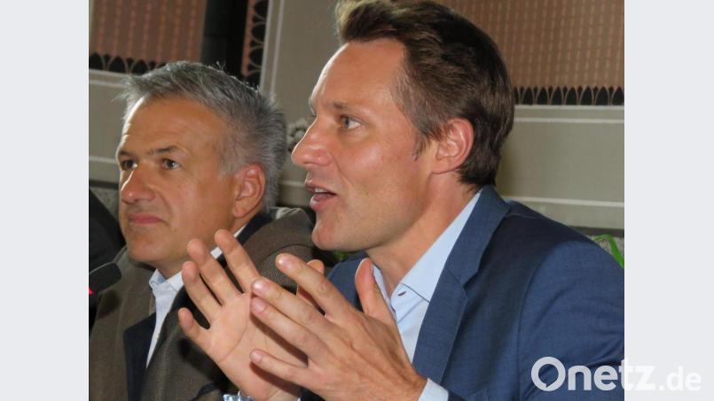 Der bayerische Grünen-Fraktionschef Ludwig Hartmann (rechts neben dem Ikom-Vorsitzenden Roland Grillmeier) konnte sich gut vorstellen, dass der Bio-Karpfen in den Ballungszentren erfolgreich vermarktet werden könnte. Bild: ubb