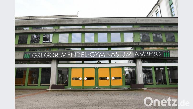 Das Gregor-Mendel-Gymnasium in Amberg macht wegen des Coronavirus komplett dicht. Die Schüler bekommen nun Aufgaben und Lernmaterial für Zuhause. Bild: Petra Hartl