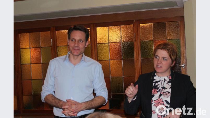 Grünen-Fraktionsvorsitzender Ludwig Hartmann und die Bündnisgrüne Anna Toman tauschen sich im &quot;Gasthof zur Post&quot; in Bärnau mit den Gästen aus. Bild: sfo
