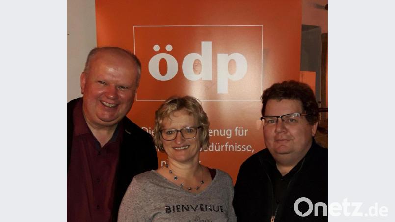 ÖDP-Landesvorsitzender Klaus Mrasek (links) hofft mit Kreistagsspitzenkandidatin Barbara Kindl und Kreisvorsitzendem Christian Wallmeyer am Sonntag auf ein gutes Ergebnis. Bild: exb