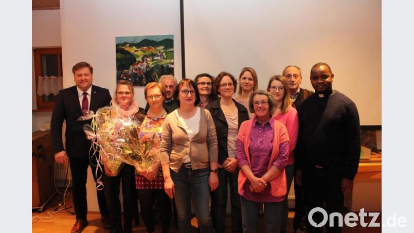 Dem neuen Vorstand der Katholischen Landvolkbewegung Utzenhofen wünschten Bürgermeister Stefan Braun (links) sowie Pfarrer Peter Lungu (rechts) ein gutes Gelingen. Dank sprachen beide Herren den Ausscheidern Annelies Polster (Dritte von links) und Antonia Guttenberger (Zweite von links) aus. Bild: aun