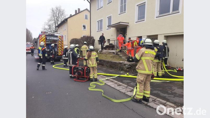 Innerhalb von Minuten sind die Feuerwehren Marktredwitz und Lorenzreuth sowie Polizei und Sanitäter am Brandort in der Schuhwiese gewesen. Für einen der Bewohner kam jedoch jede Hilfe zu spät. Bild: Feuerwehr Marktredwitz/exb