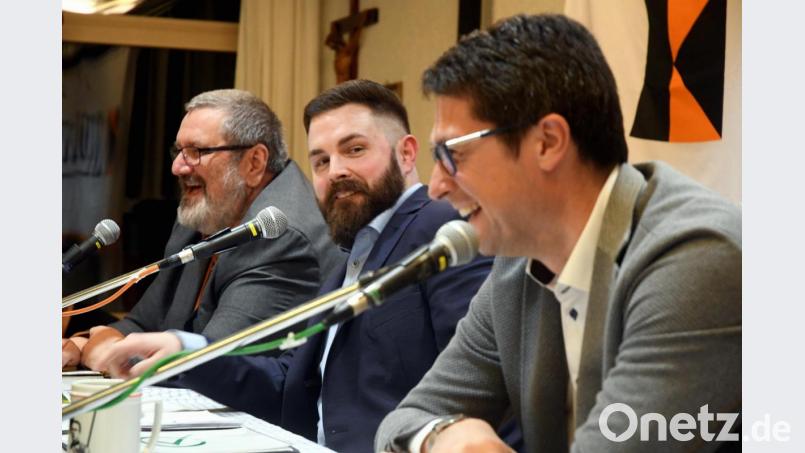Über zwei Stunden geben Gerhard Steiner (von links), Sebastian Dippold und Armin Aichinger am Montagabend im Pfarrheim ihr Bestes, um die Zuhörer von ihren Qualitäten als zukünftiger Bürgermeister von Neustadt zu überzeugen. Bild: Gabi Schönberger