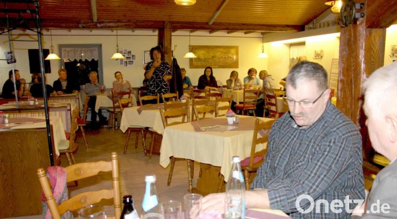 Bürgermeisterkandidatin Sonja Kurz (stehend) im Gasthaus Peterhof bei ihren Ausführungen zur Gemeindepolitik. Der frühere Bundestags- und Landtagsabgeordnete Reinhold Strobl (vorne rechts) und Dritter Bürgermeister Günther Renner ergänzten die Themen der Kandidaten der SPD/FWG. Bild: ds