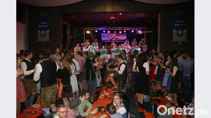 Die Pressather Musikanten sorgen für Stimmung beim Starkbierfest des TSV. Bis spät in die Nacht feiern die Gäste. Bild: sne