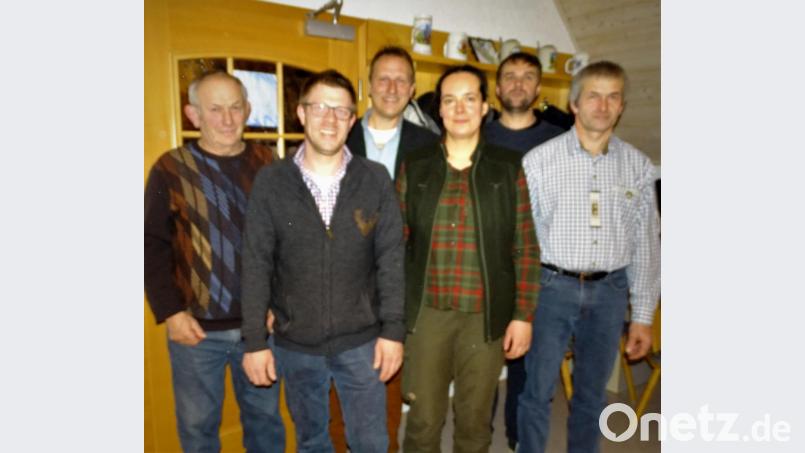 Jagdvorsitzender Josef Wöhrl (von rechts), Datenschutzbeauftragter Christian Busch, Carolin Rupprecht und Herbert Tretter sowie Hans Walberer (links) freuen sich über den neuen Jagdpächter Holger Lottes (Zweiter von links). Bild: hl