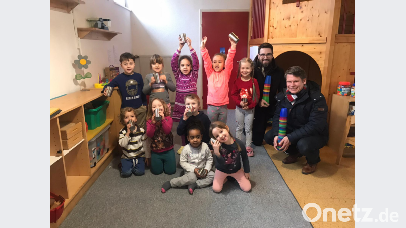 Benjamin Zeitler und Felix Weiser (von rechts) von Round Table 49 Weiden übergeben die hochwertigen Edelstahlbecher an die Kinder des Kindergarten St. Markus im Stadtteil Hammerweg/Weiden. Bild: exb/Severin Hirmer