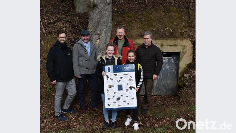 In einem der alten Felsenkeller, den Mitstreiter um Bernd Koller (Zweiter von links) und Andreas Hanauer (links) leer räumten, nisteten sich braune Langohr-Fledermäuse ein. Vor allem die beiden Mädels Linda Kraus (links) und Lena Eger (rechts), die tatkräftig bei der Entrümpelung anpackten, waren schier begeistert. Fledermausbeauftragter Josef Schieder (Mitte) vom OWV Leuchtenberg und Manfred Wiedermann von der Kreisgruppe Weiden/Neustadt/WN vom Bund Naturschutz (rechts) brachten eine Infotafel mit. Bild: dob