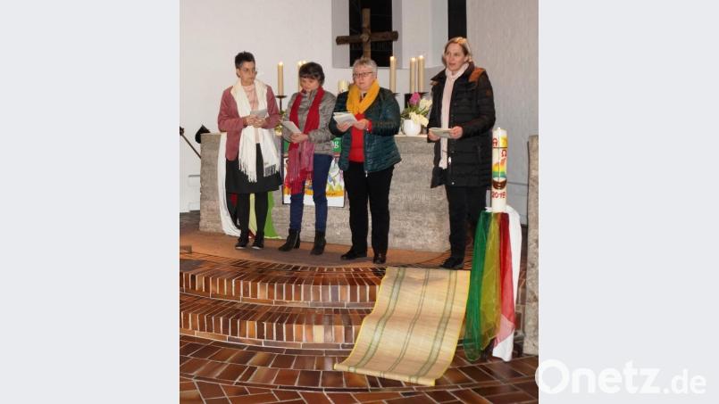 Ein Team aus katholischen und evangelischen Frauen las Briefe und Gedanken von Frauen aus Simbabwe vor, in denen die Probleme des Landes angesprochen wurden. Bild: weu