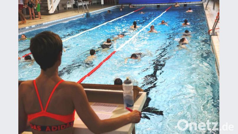 Bahnen zählen. Für jede Doppelbahn wurde ein Kästchen mit 50 Metern abgestrichen. Da hieß es aufpassen. Jeder Schwimmer hatte seine Startnummer auf dem rechten Oberarm und auf der Schulter. Bild: bkr