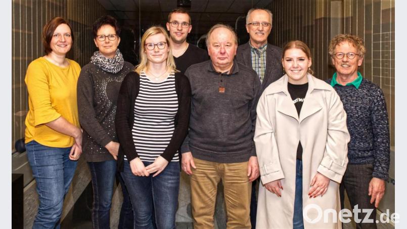 TSV-Vorsitzender Bernhard Reis (rechts) mit der neugewählten Spartenleitung der Turner, der (von links) Rita Härtl, Sonja Grünauer, Patricia Michl, Florian Hör, Anton Rupprecht, Bernt Rose und Melissa Chousein angehören. Bild: njn