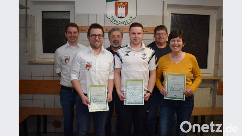 Der TSV Trausnitz konnte eine Reihe von Mitgliedern für ihre 25-jährige Vereinszugehörigkeit auszeichnen. Von rechts: Maria Hösl, Michael Duschner, Benedikt Nahlovsky, Robert Schmauß und Matthias Dillig. Die Urkunden überreichte Vorsitzender Tobias Hösl (links). Bild: bnr