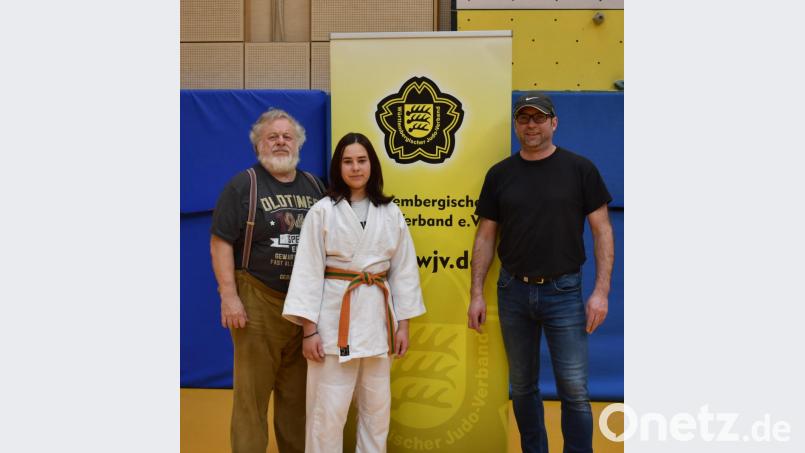 TV-Judosportlerin Verena Beimler holte sich bei den süddeutschen Einzelmeisterschaften in Heilbronn am Sonntag einen verdienten fünften Platz. TV-Abteilungsleiter Bernd Koller (rechts) sowie Trainer Rudi Pieleck (links) waren zufrieden. Bild: dob