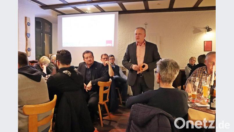 Auch MdB Uli Grötsch (vorne, Zweiter von links) hört Bürgermeister Jürgen Kürzinger bei dessen Rede in der Abschlussveranstaltung des SPD-Ortsvereins im Kommunalwahlkampf aufmerksam zu. Bild: jma