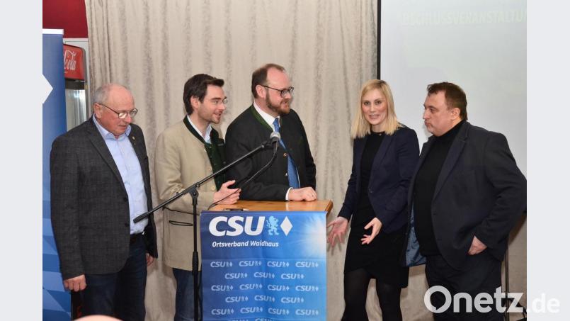CSU-Spitzenkandidatin Nicole Hoch (Zweite von rechts) informiert mit den Markräten Josef Kleber (rechts) und Ewald Zetzl, sowie Landtagsabgeordneten Dr. Stephan Oetzinger und Landrat Andreas Meier (von rechts) in der CSU-Wahlversammlung. Bild: fjo