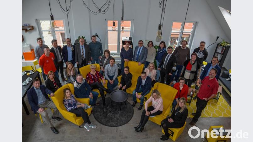Stark vertreten war der Arbeitskreis Schule-Wirtschaft bei einem Besuch in der Firma &quot;C3&quot;. Mit im Bild Schulamtsdirektor Rudolf Kunz (stehend, Dritter von links) sowie &quot;C3&quot;-Personalchefin Kerstin Burkhard (sitzend rechts). Bild: jr