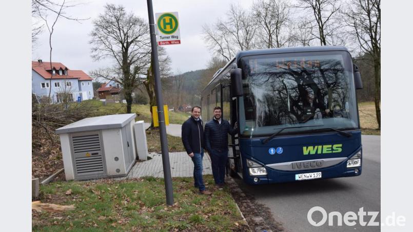 Neue Bushaltestellte am Pfarrhäusl und Südhang Bild: fz