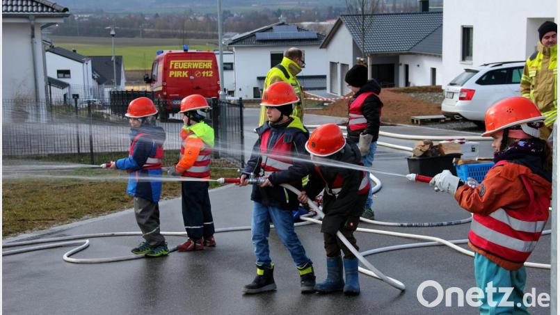 Die Kinder und Jugend bei der Übung am Brandherd. Bild: zer