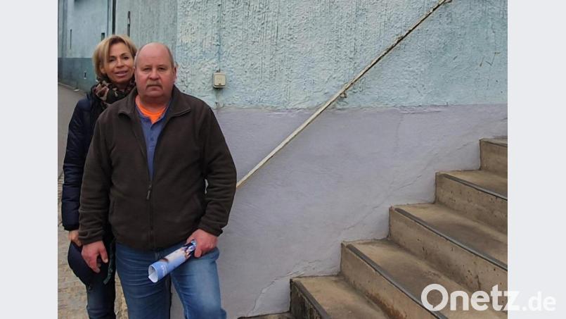 Judith und Uli Georgiadis vor den Stufen ihres Getränkemarktes, der in der ehemaligen Brauerei Hammer untergebracht ist. Bild: upl