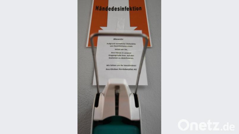 Das Händedesinfektionsmittel in der Klinikum Tiefgarage ist leer. Wegen Diebstählen werden die Besucher gebeten, dieses Mittel auf den Stationen anzuwenden. Bild: Gabi Schönberger