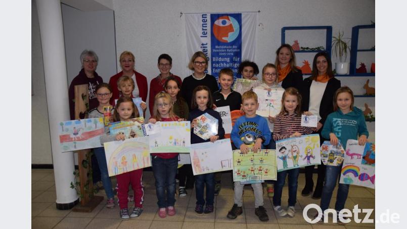 Die Sieger des Raiffeisenwettbewerbes mit der Jury (hinten von links) Lydia Baumeister, Stefanie Lutye-Küst, Irmgard Kraus, Diana Linn, Lisa Seibold und Julia Krause Bild: wku