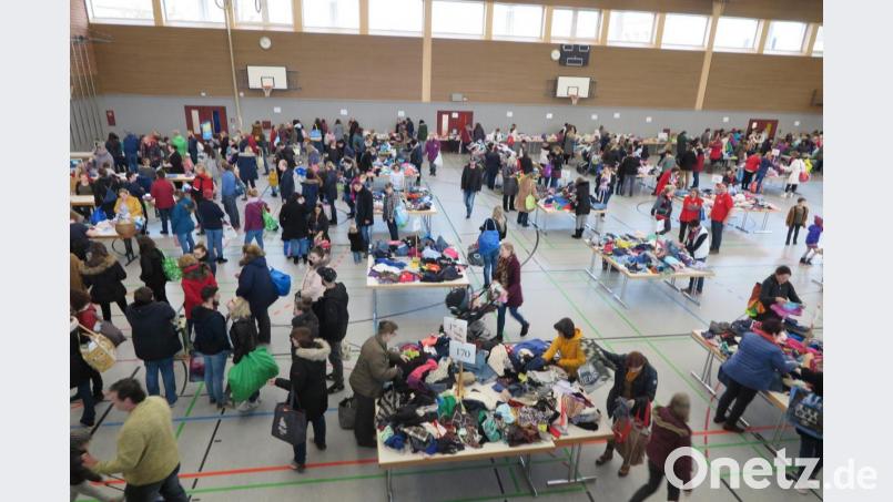 Gut und günstig einkaufen konnte man beim Frühjahr-Sommer-Basar in der Kemnather Mehrzweckhalle. Bild: jzk