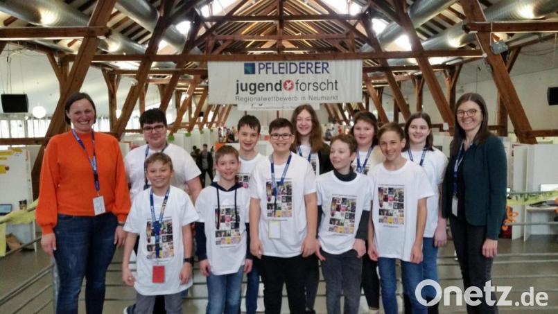 Alle Jungforscher des Ortenburg-Gymnasiums erreichten beim Regionalwettbewerb in Neumarkt Platzierungen. Mit den begeisterten Tüftlern freuen sich auch die Betreuerinnen Andrea Klug (links) und Paula Deml (rechts). Bild: lg