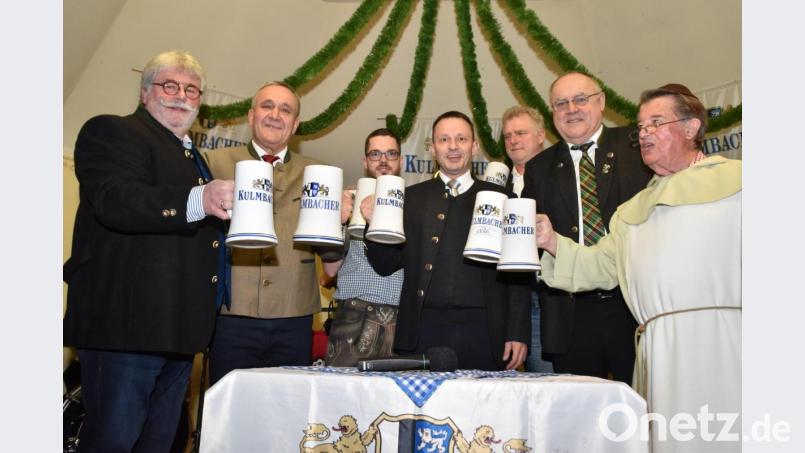 Brauerei-Vertreter Richard Schiffl, OB Kurt Seggewiß, Postkeller-Junior-Chef Sebastian Meyer, Bürgermeister Jens Meyer, Heimatring-Vorsitzender Heiner Vierling, Bürgermeister Lothar Höher und Fastenprediger Wilhelm Moser (von links) stoßen an. Bild: hcz