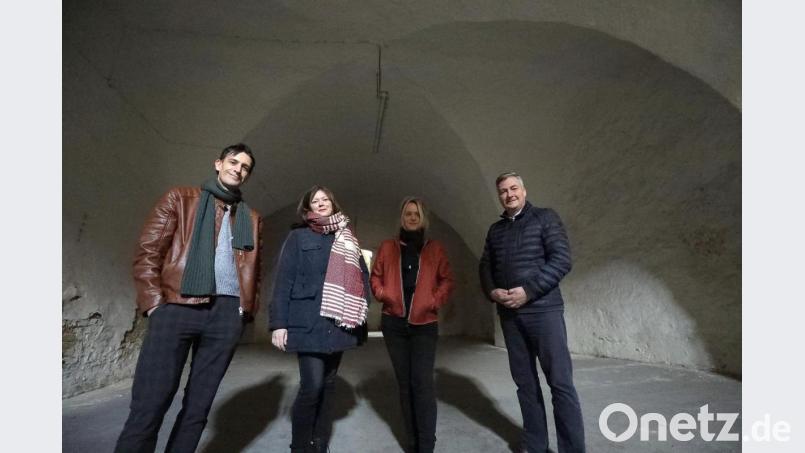Tief unten im Keller des Schmalzstadels: Künstler Marcus Trepesch, Ina Bogner, Bildhauerin Hanna Regina Uber und Thomas Eichenseher stellen die Pläne zum neuen Performance-Kunstfestival AM.Puls vor. Bild: Wolfgang Steinbacher