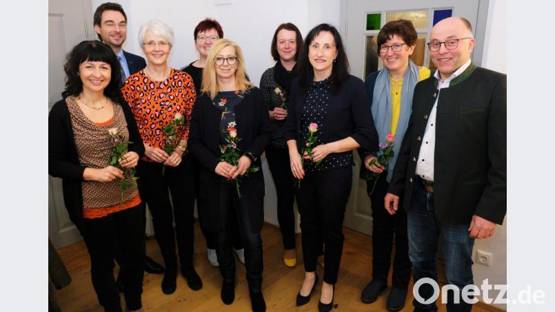 Rosen aus Anlass des Weltfrauentages überreicht Bürgermeister Albert Nickl (rechts) im Haus der Dorfkultur an alle Teilnehmerinnen am CSU-Frühschoppen. Mit im Bild MdL Stephan Oetzinger (hinten, links). Bild: do