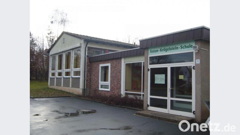 Die Tage des Schulgebäudes und der Turnhalle (links) sind gezählt. In den nächsten Jahren beginnen Abriss und Neubau als Gemeindezentrum. Bild: jml