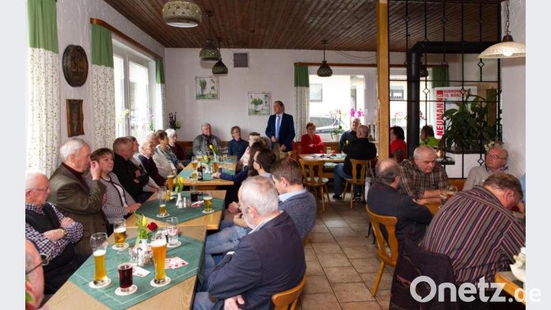SPD-Bezirksvorsitzender und Ex-Landtagsabgeordneter Franz Schindler (stehend) unterstrich in der Sportklause Helgert die Bedeutung demokratischer Strukturen gerade auf kommunaler Ebene. Bild: exb