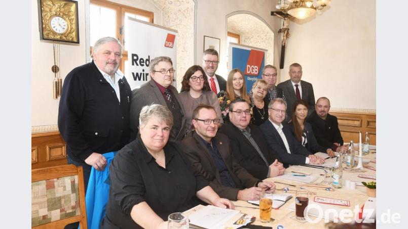 Der DGB Region Oberpfalz mit Regionsgeschäftsführer Christian Dietl (sitzend, Mitte) und seine Einzelgewerkschaften lud zum Jahrespressegespräch. Bild: Gabi Schönberger