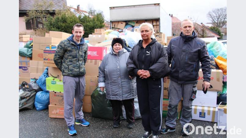 Förmlich von der Hilfsbereitschaft überrollt wurden die Helfer der Sachspendensammlung der Christlichen Kinderhilfe Rumänien mit der Neustädter Initiatorin Amanda Castillo-Schmidt (Zweite von links). Bild: prh