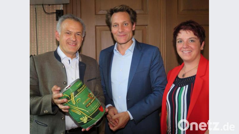 Ikom-Vorsitzender Roland Grillmeier schenkte MdL Ludwig Hartmann (im Bild Mitte neben MdL Anna Toman aus Bärnau) ein kleines Fass Zoigl. Dies sei zwar kein Bioprodukt, aber regional und traditionell aus dem Stiftland, sagte Grillmeier. Bild: ubb