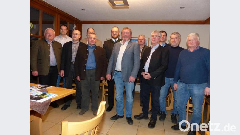 An der Spitze des neugewählten Vorstands der Arbeitsgemeinschaft steht Kreisvorsitzender Johann Kick (vorne, Dritter von links). Bild: hme
