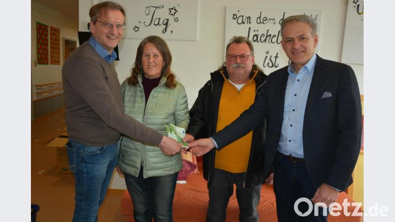 Nach der Auflösung des ESC Pleußen ging der Rest des Vereinsvermögens in Höhe von 300 Euro an die Kreisvereinigung Lebenshilfe. Im Bild (von links) Lebenshilfe-Geschäftsführer Berthold Kellner, ESC-Kassiererin Gudrun Vogl, ESC-Vorsitzender Stefan Grillmeier und Lebenshilfe-Vorsitzender Roland Grillmeier. Bild: jr