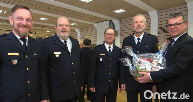 Polizeipräsident Norbert Zink (Zweiter von links) und sein Stellvertreter Thomas Schöniger (Zweiter von rechts) verabschiedeten Ersten Polizeihauptkommissar Bernhard Hager (links) und führten dessen Nachfolger Markus Schmitt (Mitte) in das Amt ein. Bürgermeister Martin Birner (rechts) überreichte Geschenke. Bild: Hirsch