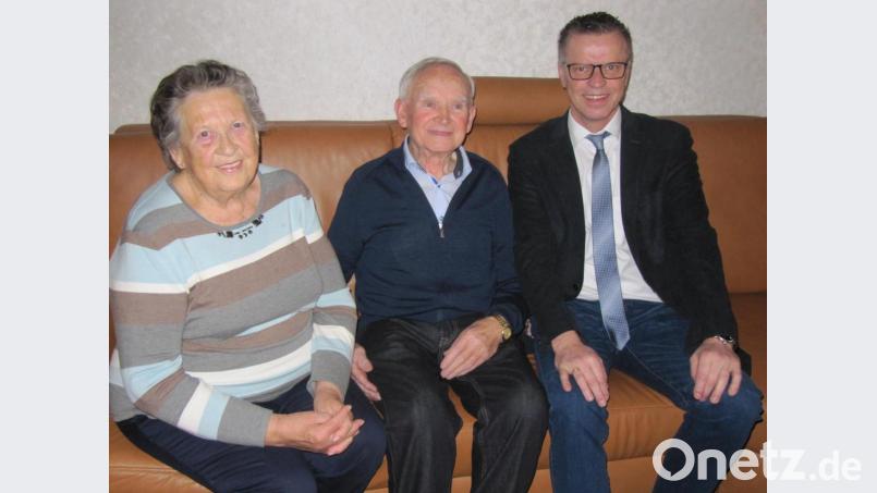 Alfred Bösl (Mitte) freut sich zusammen mit seiner Frau Inge über die Glückwünsche, die Bürgermeister Hermann Falk im Namen der Stadt Hirschau und des Landrats überbringt. Bild: fg