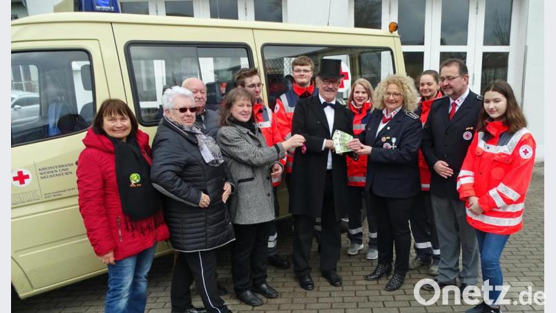 401,73 Euro erhält die BRK-Jugend Rothenstadt als Erlös aus dem Geldbeutelwaschen des Stammtisches der Höslbräu-Schänke. Bild: Dobmeier