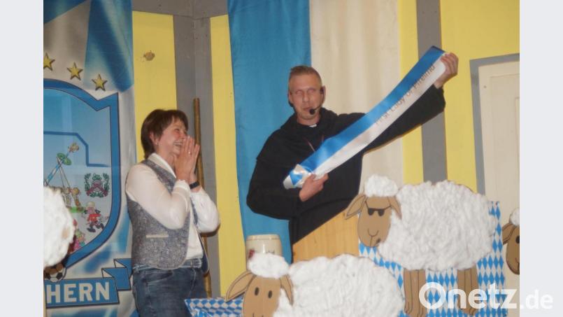 Die schönste &quot;First Lady&quot; im gesamten Landkreis Schwandorf wurde von Bruder Barnabas mit der Weiherner Ehrenschärpe ausgezeichnet. Bild: slh