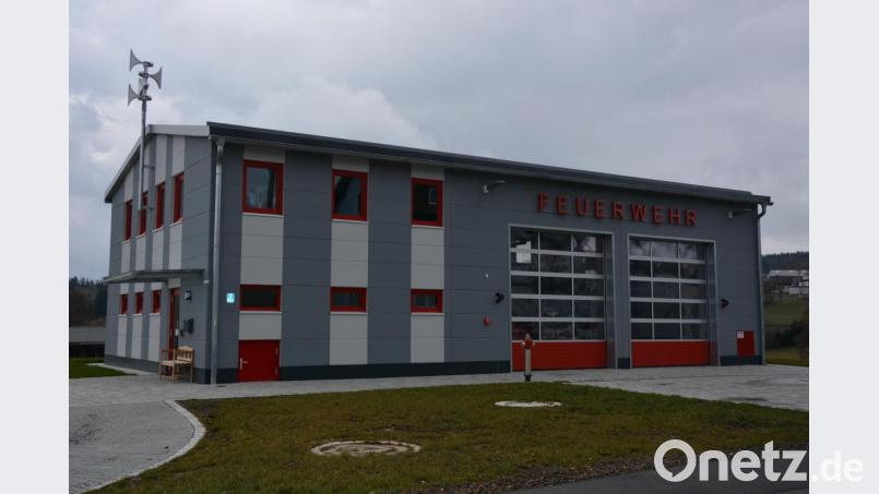 Knapp eine halbe Million Euro kostete bislang der Neubau des Feuerwehrgerätehauses in Groschlattengrün. Hinzu kommen heuer noch die Kosten für Fliesenlegerarbeiten und die Gestaltung der Außenanlagen. Der Gemeindeanteil liegt bisher bei fast 384 000 Euro. Bild: jr