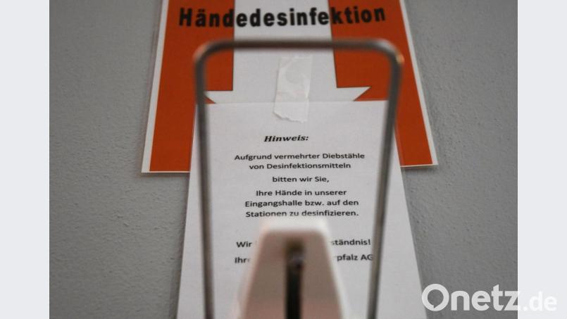 Der Behälter bei der Tiefgarage ist leer. Die Besucher werden gebeten, wegen der Diebstähle ihre Hände auf den Stationen zu desinfizieren. Bild: Gabi Schönberger