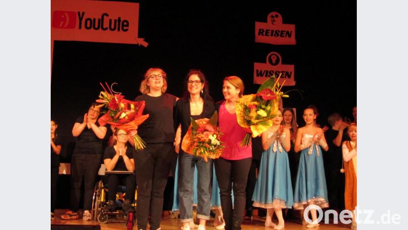 Hoch verdienter Applaus für die Musical-Macherinnen Ottilie Niebauer, Lisa Milyukova und Christina Müller (vorne von links). Bild: aks